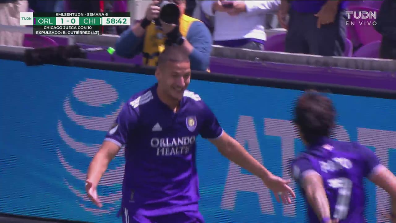 ¡Enloquecen a Chicago! Centro a Pato, la acomoda y Kara pone el 1-0