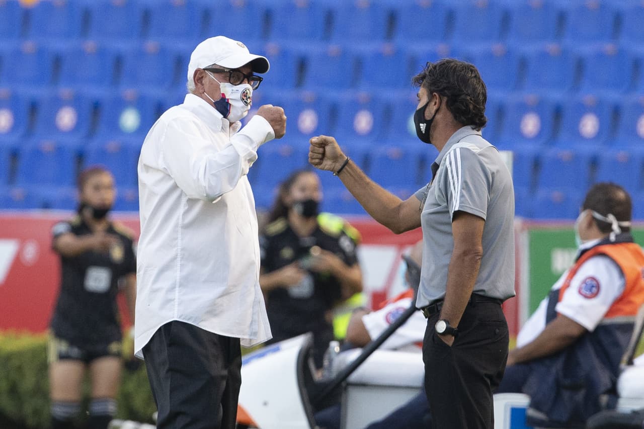 Los entrenadores se saludan