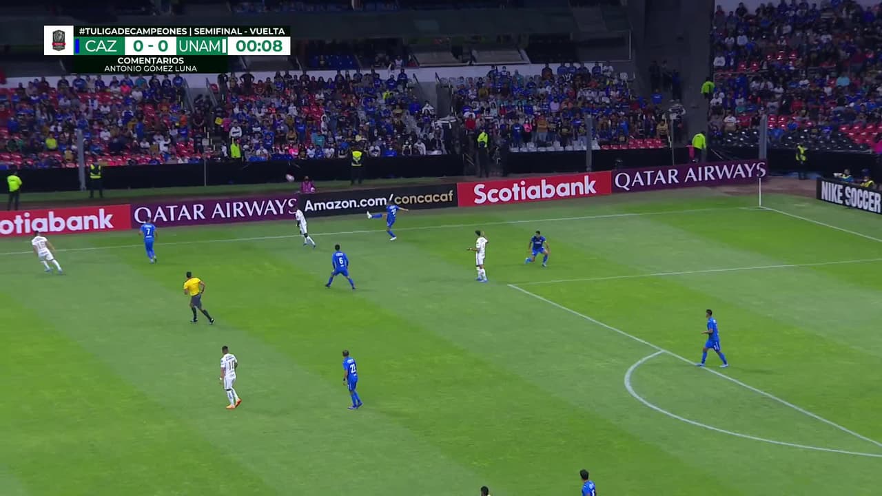 Arranca el partido y la pelota está en juego.