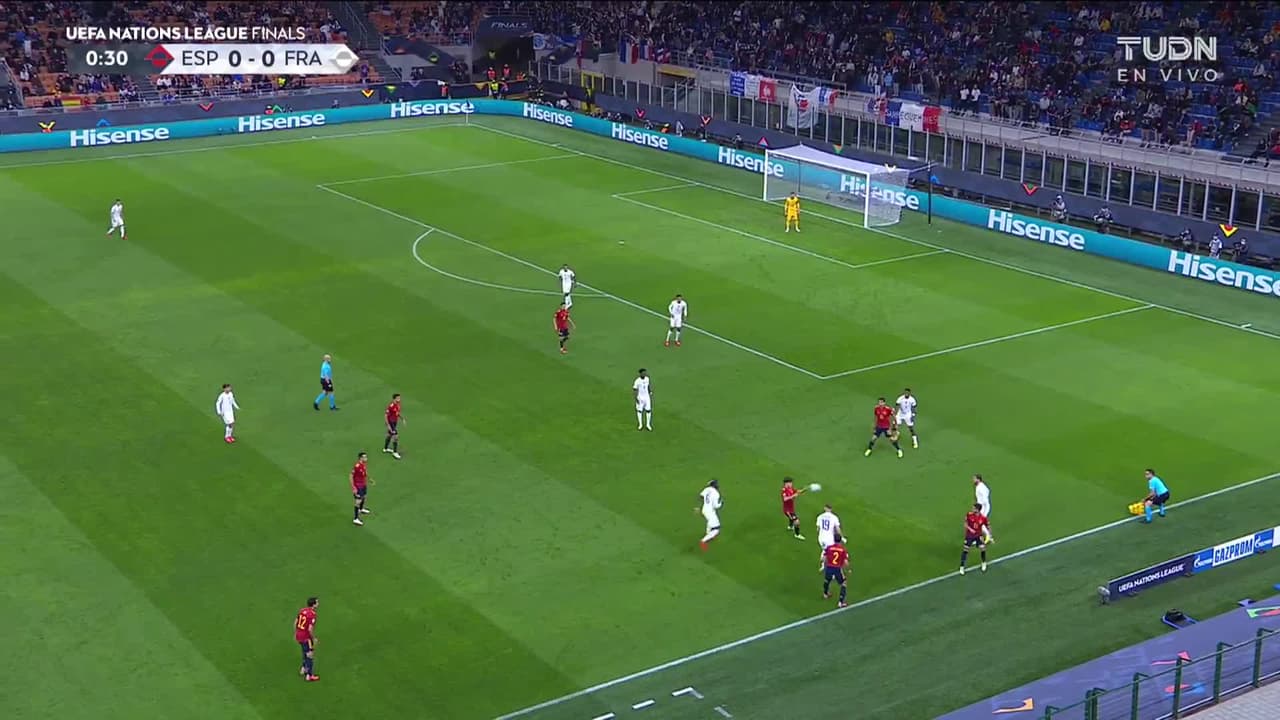 Arranca el partido y la pelota está en juego.