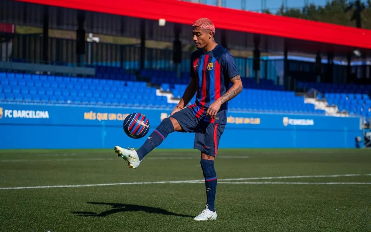 Julián Araujo entrena con el Barcelona a la orden de Xavi Hernández