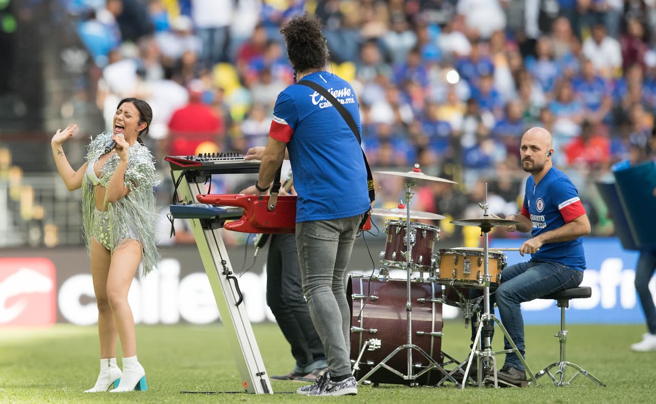 Bastante colorido estuvo el intermedio en el Estadio Azteca con una presentación musical.