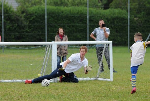 Tras enfundarse en los guantes Harry se colocó bajo los 3 palos.Mira aquí los videos más chismosos.