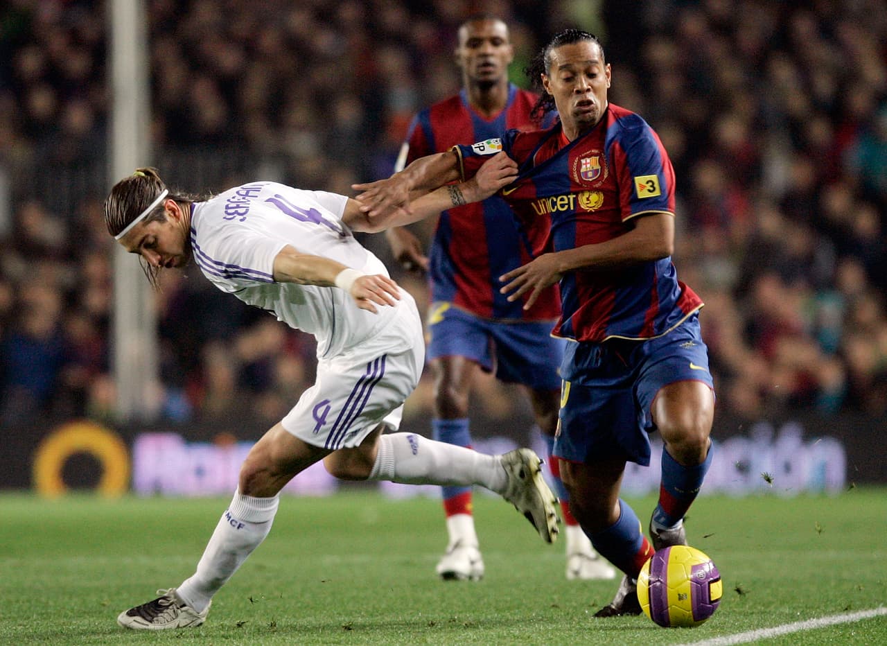 Uno de los pocos en Real Madrid de ese partido que aún sigue es Sergio Ramos, que en su época como lateral padeció muchas veces a Ronaldinho.