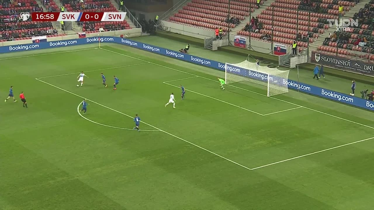 ¡GOL!  anota para Eslovenia. Miha Zajc