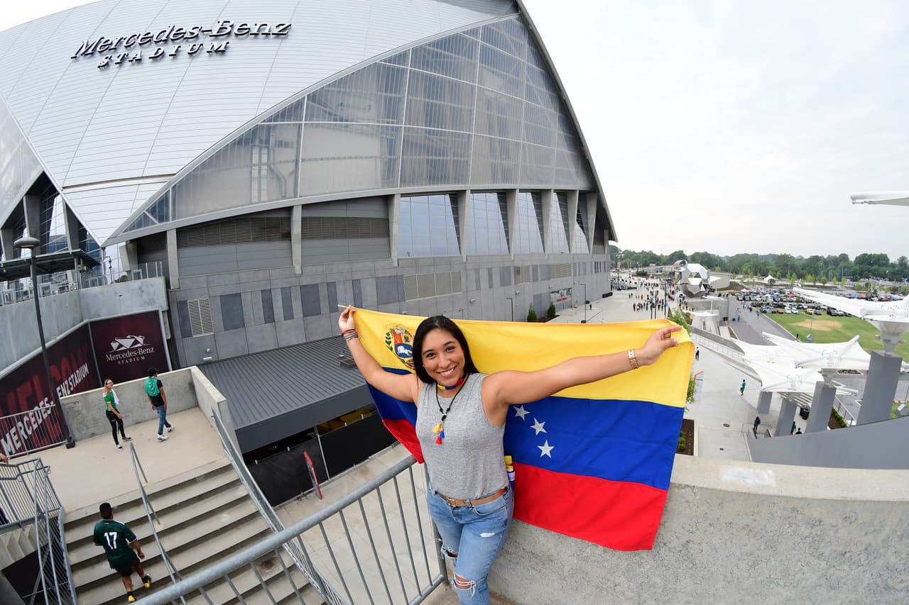 Con gran entusiasmo arribaron los aficionados de la Selección Mexicana para apoyar al Tri en su partido de preparación para la Copa Oro ante Venezuela en Mercedes-Benz Stadium, en Atlanta. Gran colorido y buen ambiente estaban armando los seguidores mexicanos y también los venezolanos que llegaron a apoyar a su Vinotinto, que se prepara para la Copa América.