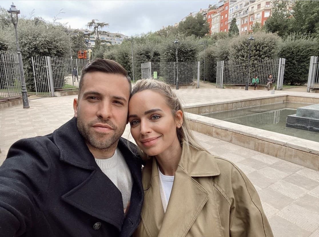 Romarey y Jordi comenzaron a salir a principios de 2015 pero lo mantuvieron muy bajo hasta que en mayo comenaron a a aparecer como pareja en redes sociales, especialmente en la de Romarey.