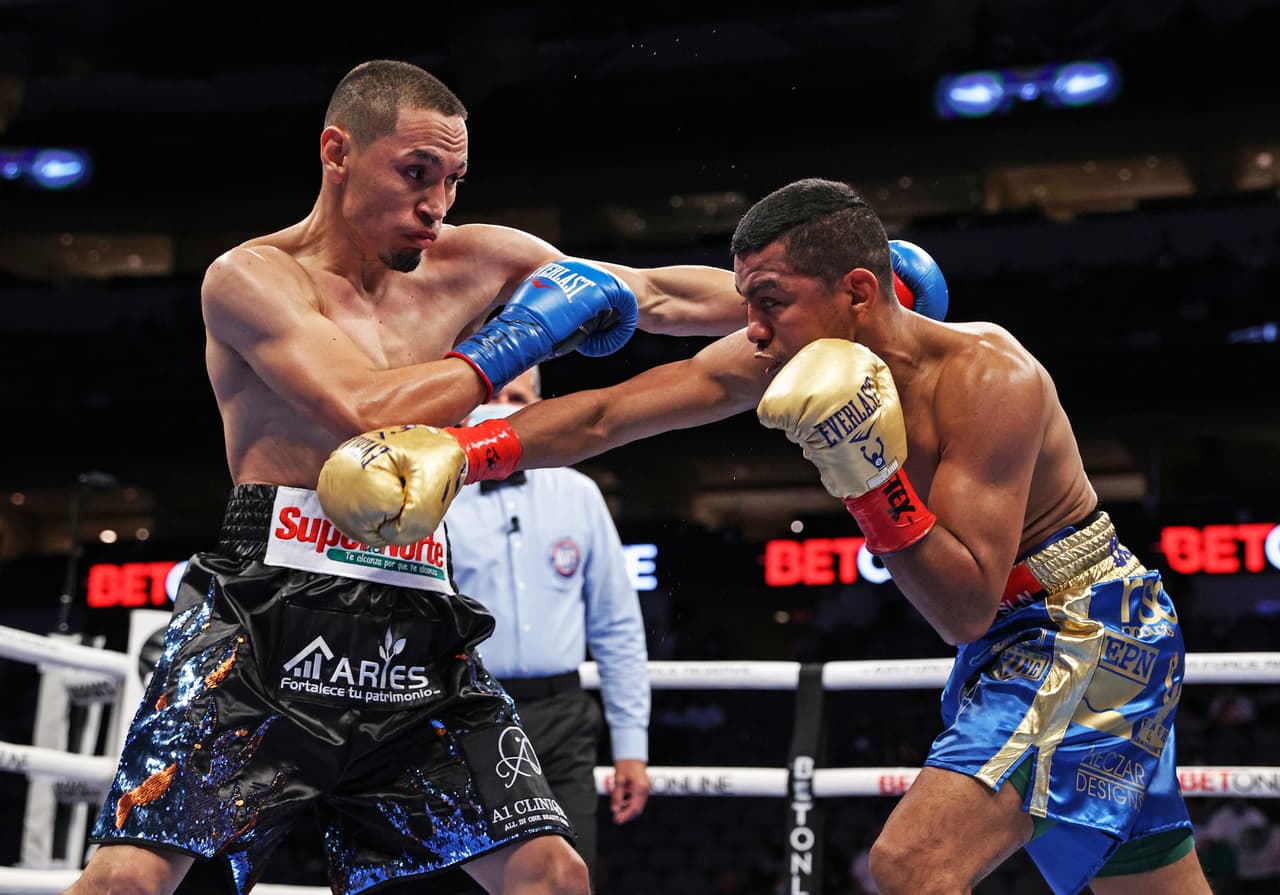 Los jueces otorgaron las tarjetas 115-113 para Román, 117-111 para Estrada y 113-115 para el mexicano, otorgándole así la victoria al Juan Francisco Estrada por decisión dividida y coronarse campeón unificado CMB, The Ring y AMB supermosca.