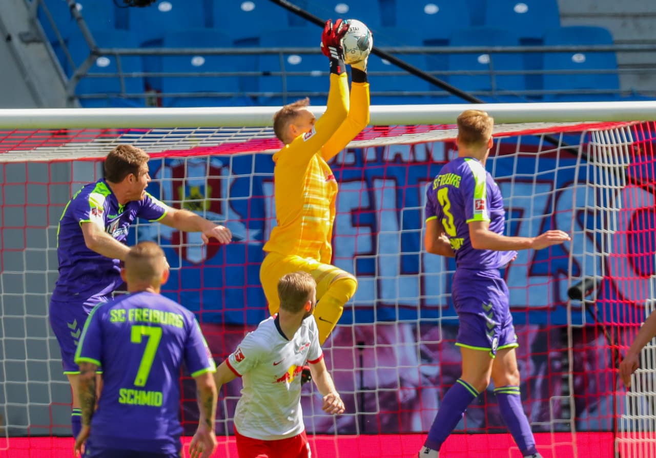 Peter Gulacsi sale con mucha seguridad y termina con el peligro del cuadro visitante.