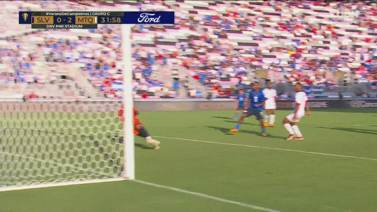 ¡No pueden con Clementia! Landaverde fusila al arquero y este desvía