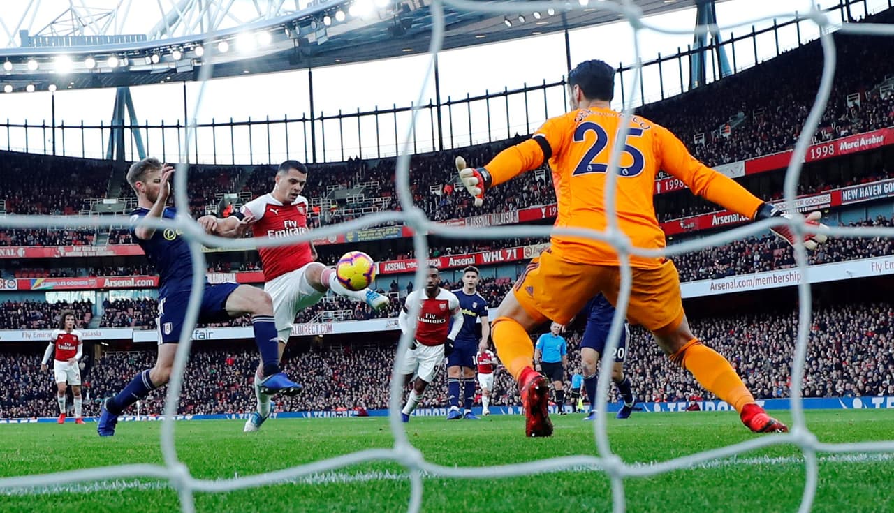 Al minuto 25' tomó ventaja el equipo local con la definición del suizo Granit Xhaka (centro) dentro del área.