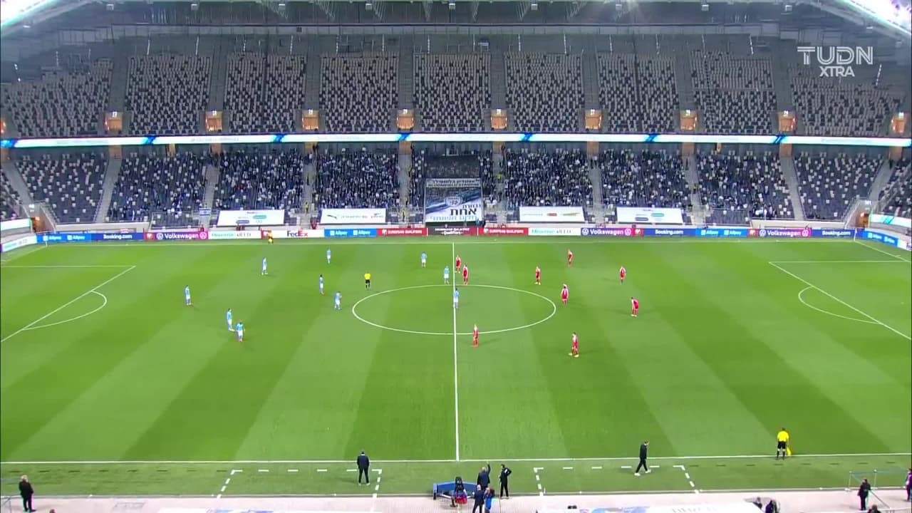 Arranca el partido y la pelota está en juego.