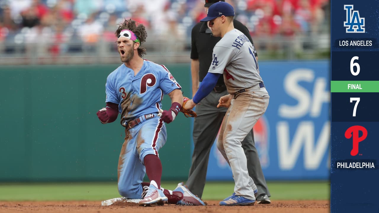 Bryce Harper # 3 de los Filis de Filadelfia reacciona después de pegar un sencillo y tomar la segunda base en un error que anotó una carrera en la séptima entrada durante un juego contra los Dodgers de Los Angeles en el Citizens Bank Park el 18 de julio de 2019 en Filadelfia, Pensilvania. Los Filis ganaron 7-6.