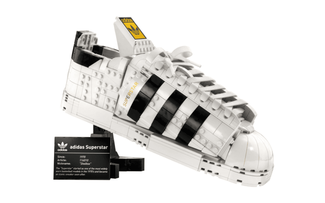 Una total recreación de LEGO con los adidas Original Superstar.