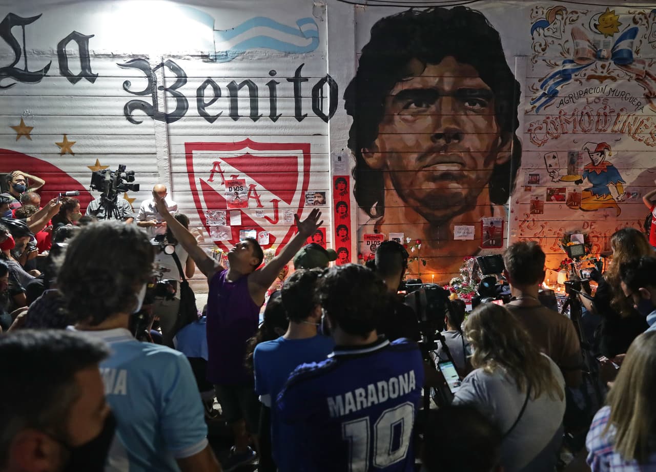 Un improvisado altar con un grupo sus fanáticos a las afueras del estadio de la Asociación Atlética Argentinos Juniors, equipo en el que debutó a los 15 años.