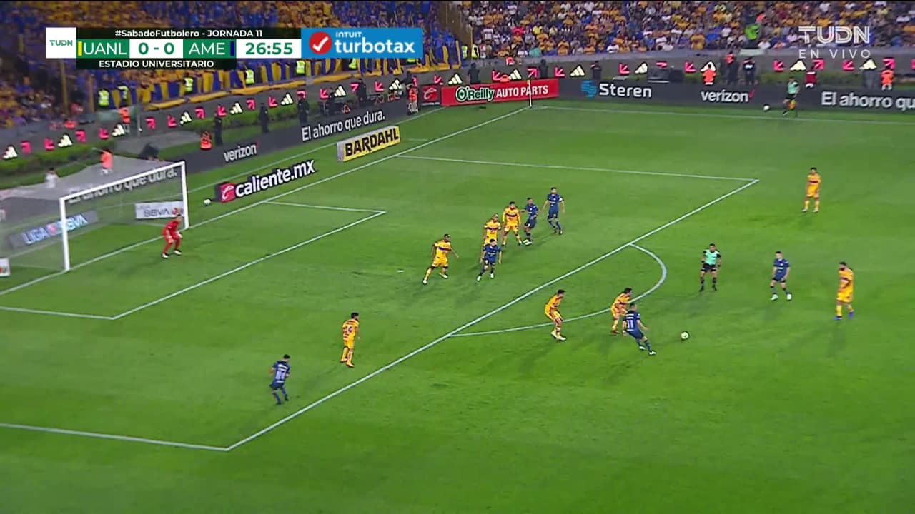 ¡CERCA! Jonathan Rodríguez disparó que se estrella en el poste.