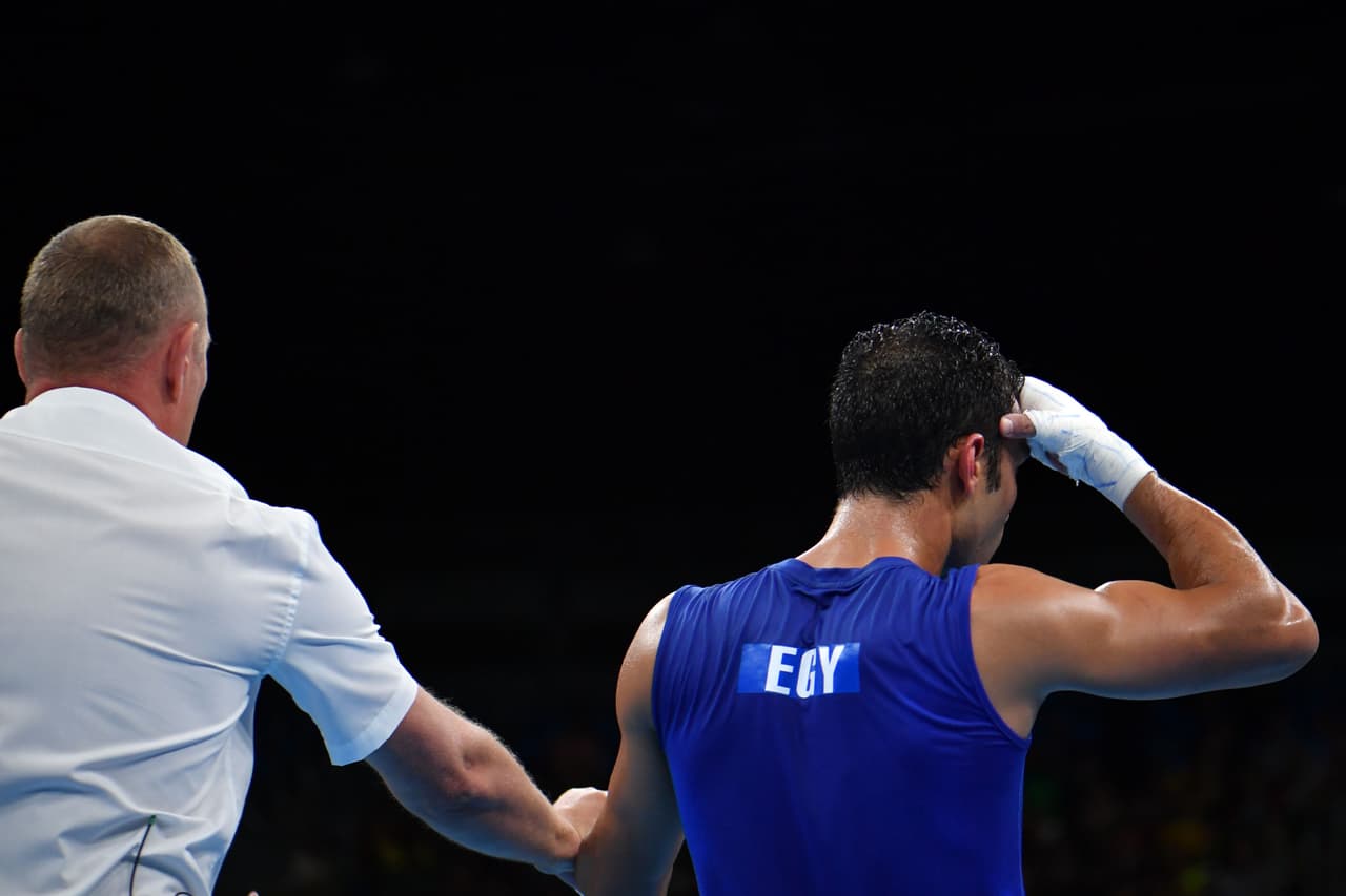 Al final, el pugilista egipcio no podía creer la decisión pues se sentía ganador e incluso alzó el brazo en señal de triunfo.