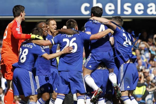 Aquí vemos a todo el equipo abrazándose y festejando a lo grande tras una temporada de lucha por el título.