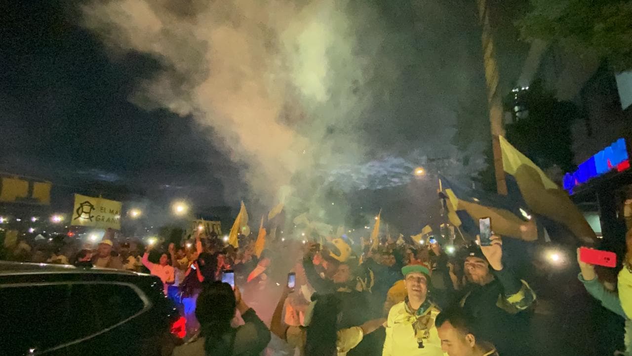 ¡Gran recibimiento al América! La afición le muestra el apoyo a su equipo con cantos, banderas y bengalas a su llegada al Estadio Azteca.