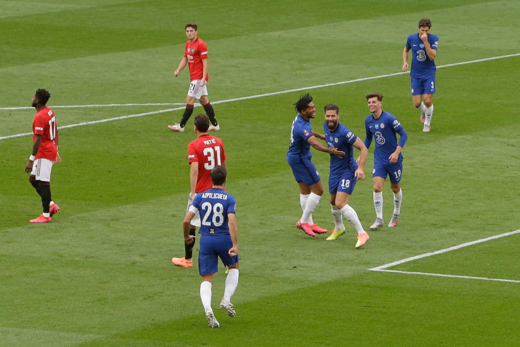 Manchester United 1-3 Chelsea | Oliver Giroud (45+11’) adelantaba a los de Lampard. Mount (46’) hizo el segundo y Maguire (74’) sepultó a los de Manchester con un autogol. El descuento llegó de los botines de Bruno Fernandes quien cobró una pena máxima. Chelsea se enfrentará al Arsenal en la final de la FA Cup, una de las competiciones más añejas del futbol mundial.
