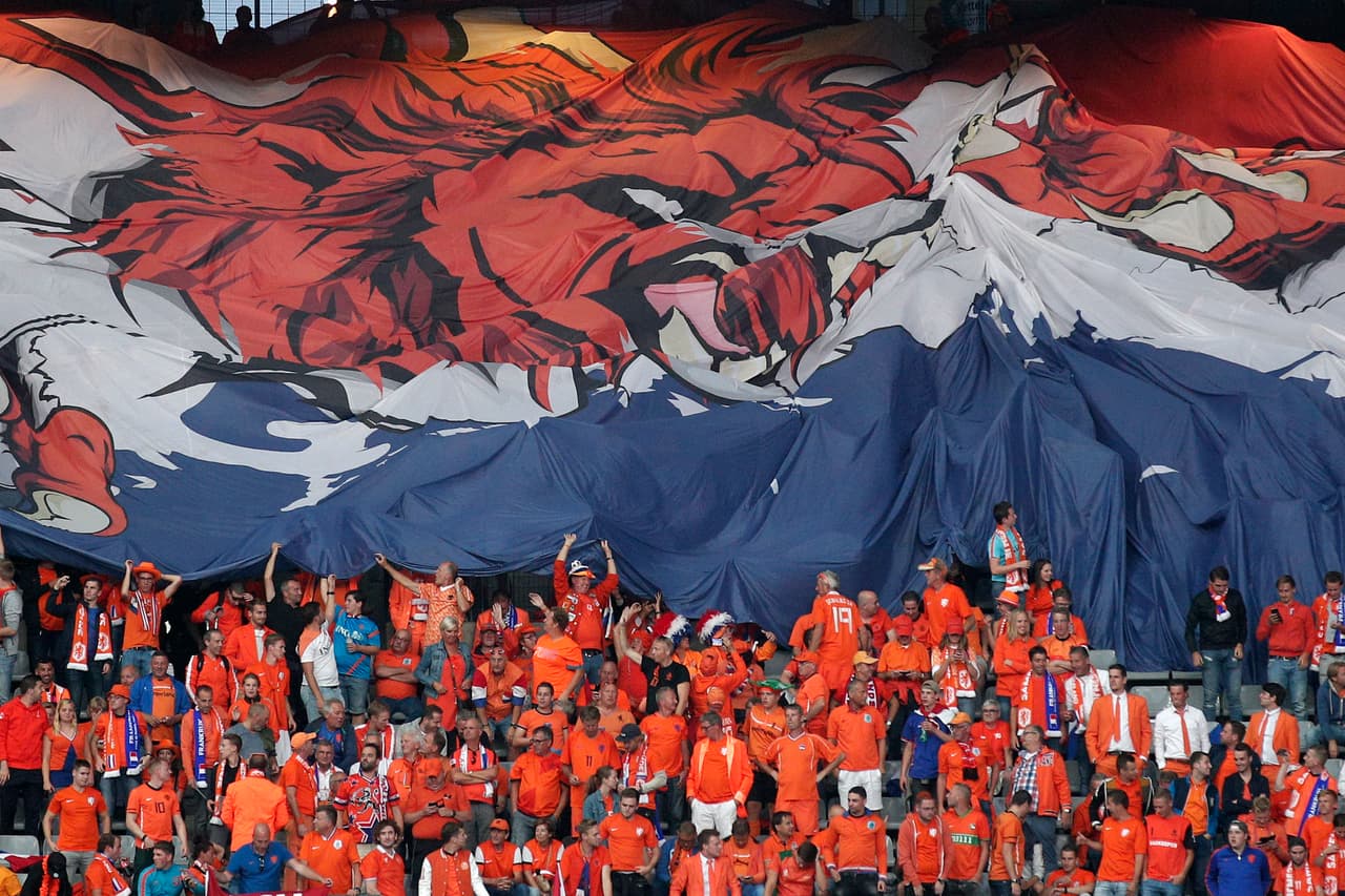 Los fanáticos tulipanes llegaron en masa a París para apoyar a su selección en este difícil momento.