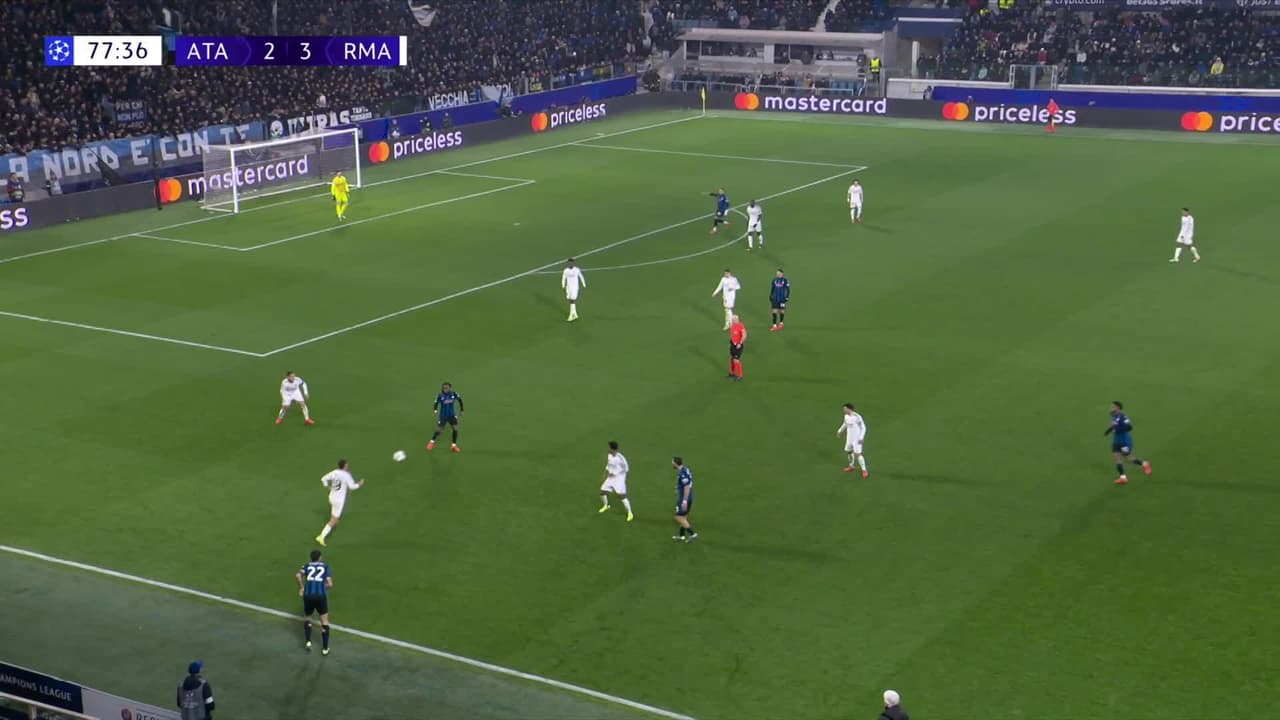 ¡TIRO ATAJADO! disparo por Lazar Samardzic.