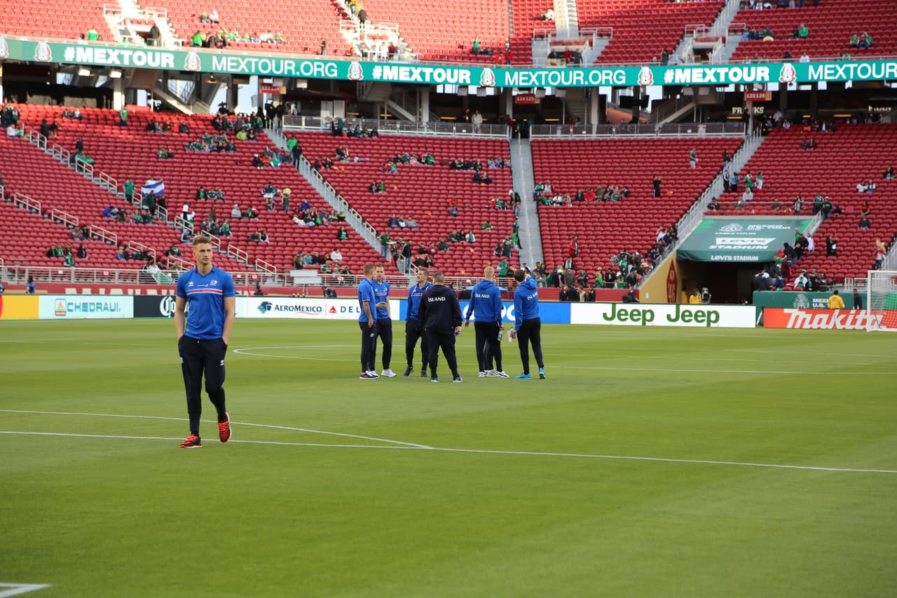 Seguimiento gráfico de los trabajos en cancha de los jugadores, las características del escenario y hasta la alegría de los asistentes en el Levi's Stadium en el partido de México contra Islandia.
