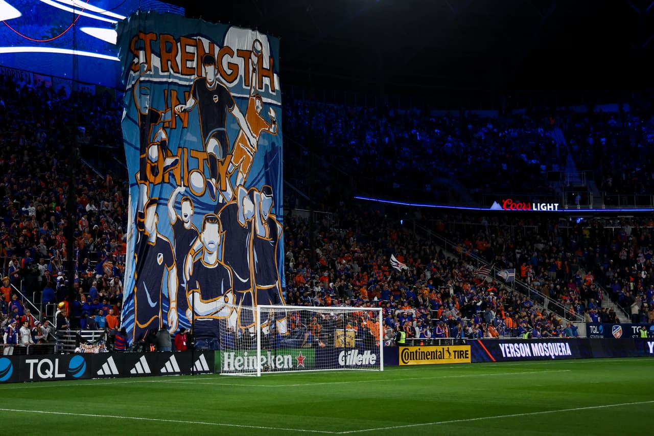 En el TQL Stadium de FC Cincinnati, los seguidores prepararon este espectacular mosaico.