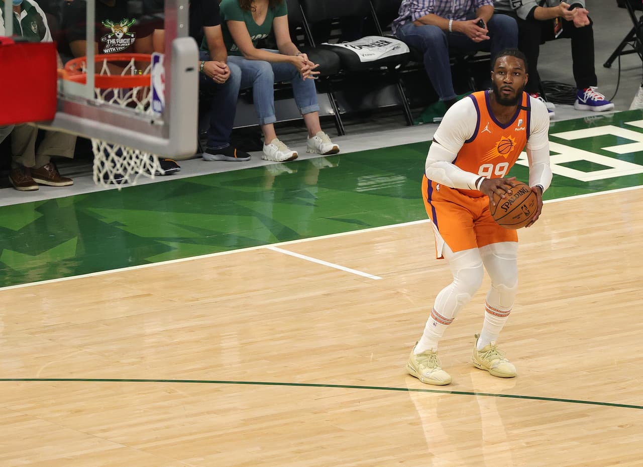 Ante la 'ausencia' de Paul, Jae Crowder salió al quite para sumar triples y puntos que ayudaron a los Suns a mantener una ventaja de siete puntos.