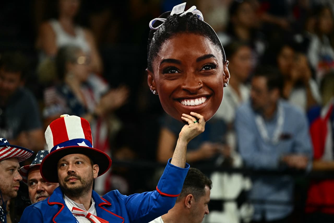 Simon Biles acrecienta su leyenda en la gimnasia artística