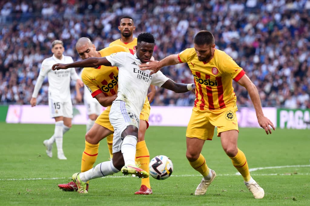 Real Madrid empató 1-1 con el Girona en la Jornada 12, pero mantiene el liderato en LaLiga. El conjunto blanco comanda con 32 unidades, un más que el Barcelona.