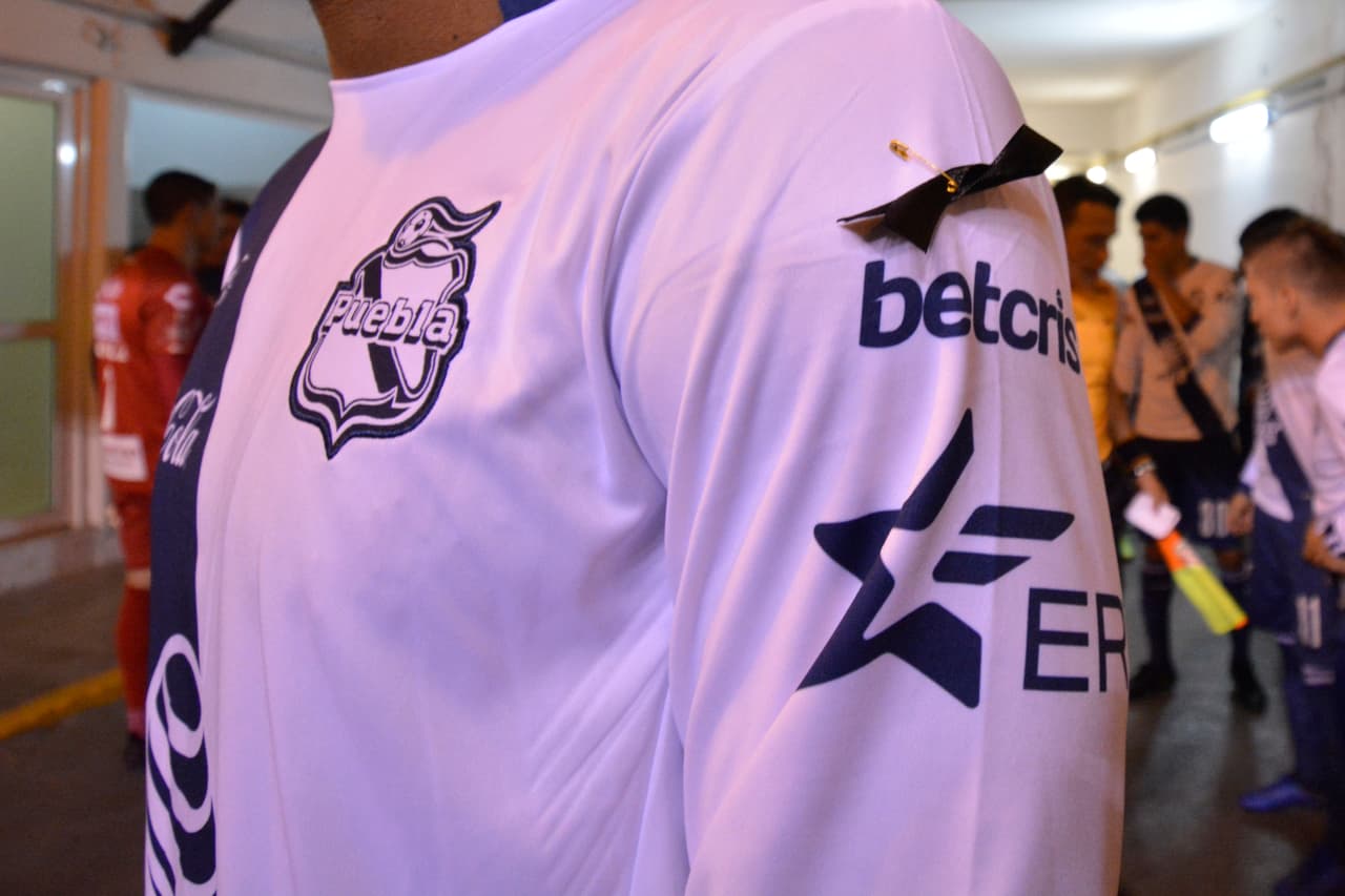Los jugadores del Puebla saltaron al campo con un símbolo de luto por fallecimiento del histórico portero Pablo Larios.