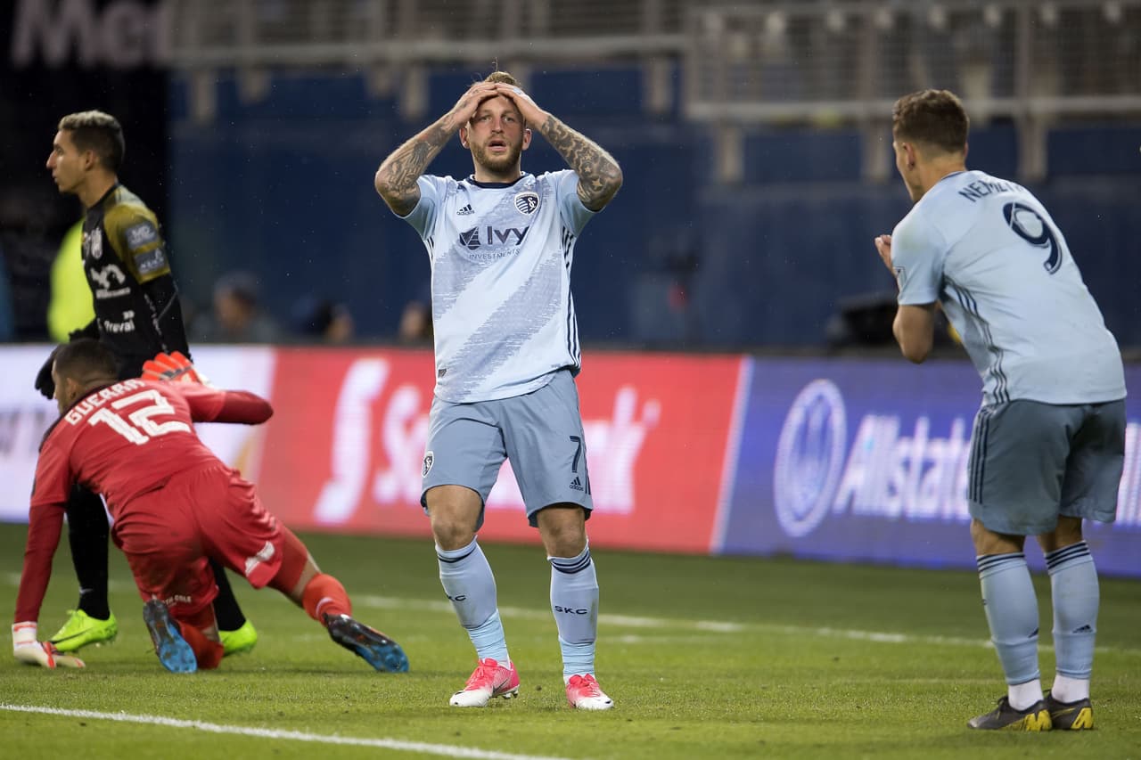 Y para hacer las cosas peores, en llegadas consecutivas del escocés Johnny Russell, con bastante claridad, no lograba meter el anhelado gol.