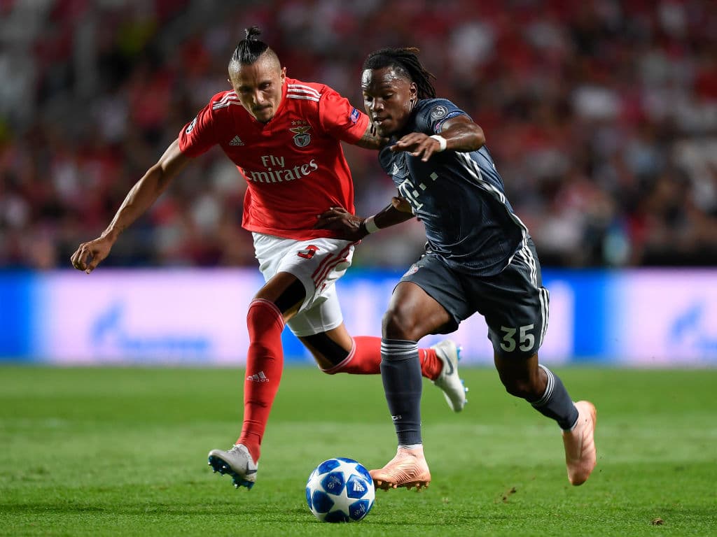 Dos minutos más tarde, el portugués Renato Sanches definió de cara al arco, en una jugada en la que se combinó con el colombiano James Rodríguez para el 2-0.