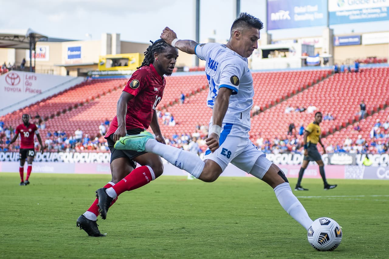 Con tiempo de sobra para aprovechar el estado anímico, La Selecta se animó al frente y metió en problemas a una endeble defensa trinitaria.