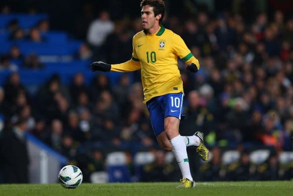 Pero los más pedidos por la 'torcida' brasileña son dos viejos conocidos, el primero un crack que se ha resistido a dejar el fútbol europeo pues aún tiene el talento suficiente para destacar en un club como el Milan. Kaká decidió dejar el Real Madrid para volver a vestirse de 'rossonero', colores con los que se encumbró en la élite mundial. Scolari le conoce a la perfección y su juego parece ir de menos a más, por lo que el llamado de este experimentado jugador dejaría contentos a muchos.