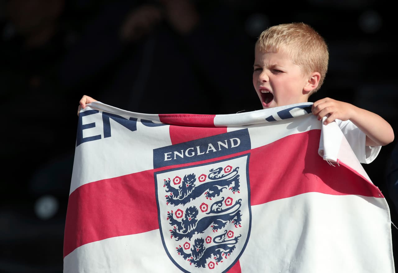 Guimaraes (Portugal) recibió este jueves la segunda Semifinal de la UEFA Nations League bajo una intensa lluvia durante la previa. A pesar del mal clima, los aficionados de Inglaterra y Holanda disfrutaron de un gran ambiente a pesar de que solo unos celebrarán el paso a la Final ante Portugal.