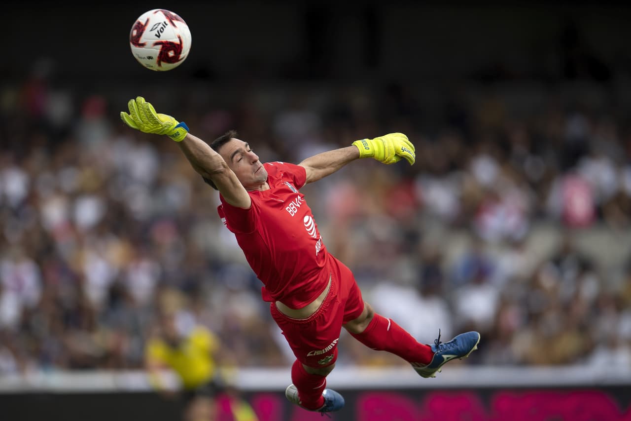 Pumas dominó al campeón Rayados de Monterrey todo el partido, Barovero estuvo fino atrás y los atacantes universitarios insistieron hasta que cayó el gol.