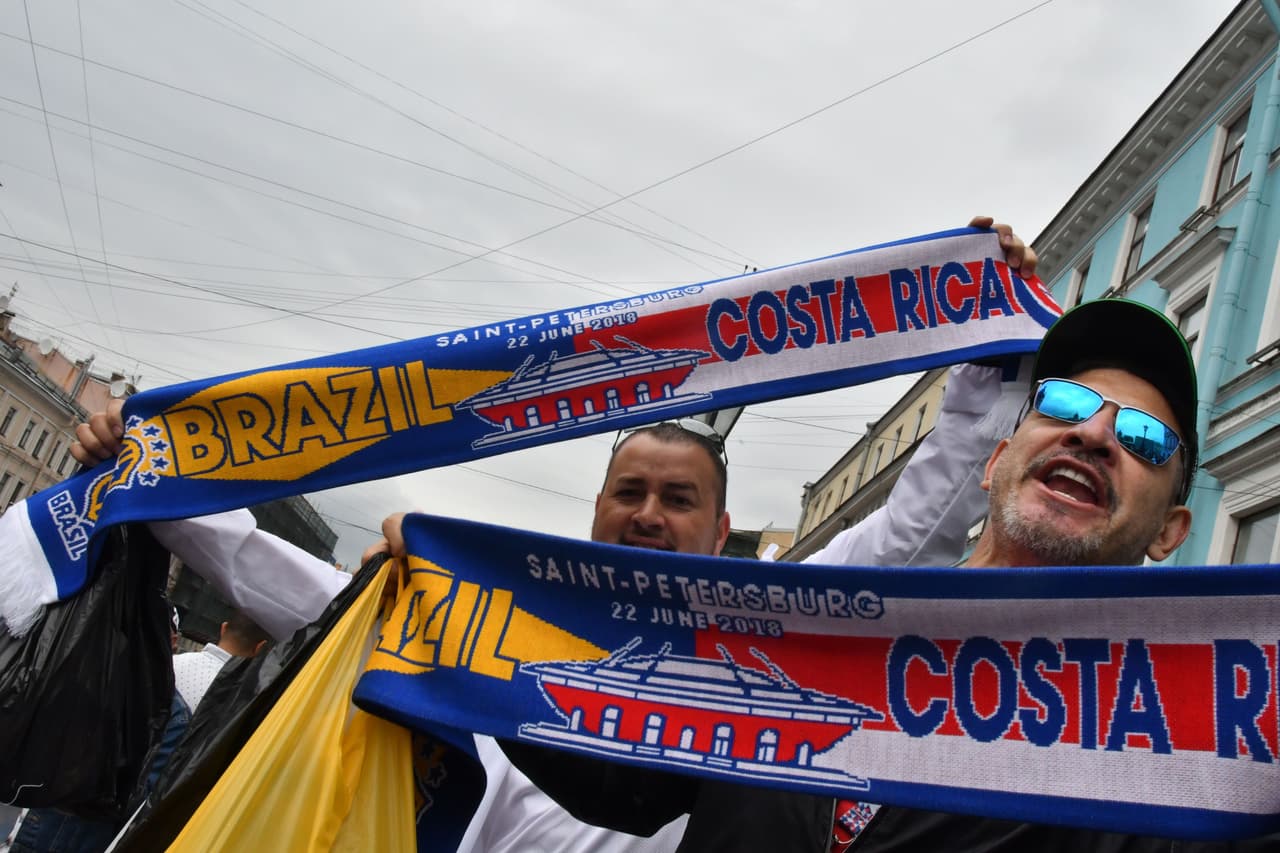 El colorido y el entusiasmo se apoderó de San Petersburgo en medio de la fiesta de los fanáticos de Brasil y Costa Rica por el segundo partido para cada uno en el grupo E del Mundial Rusia 2018.