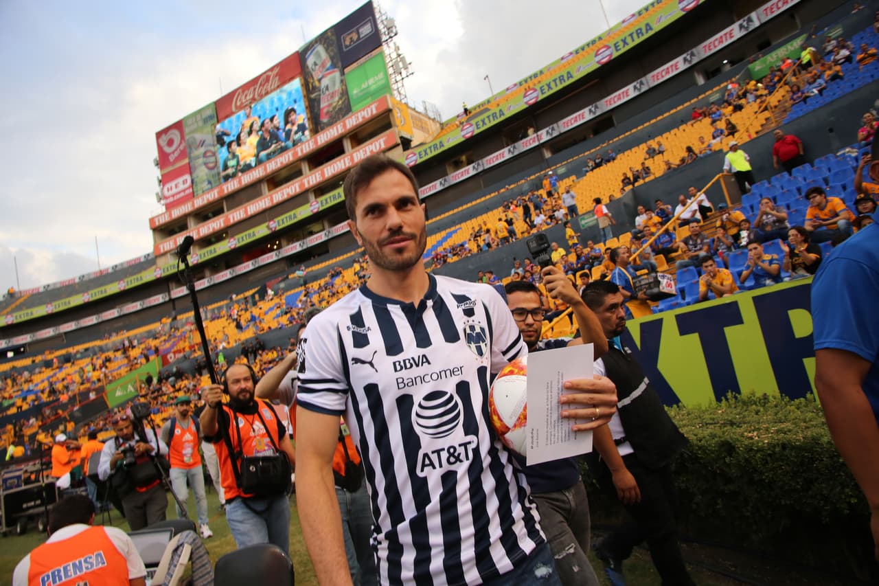 Y para sorpresa de todos se presentó un miembro del equipo rival, José María Basanta de los Rayados. Llevaba un mensaje que quería difundir.