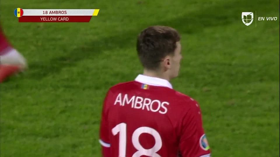 Tarjeta amarilla. El árbitro amonesta a Vladimir Ambros de Moldova
