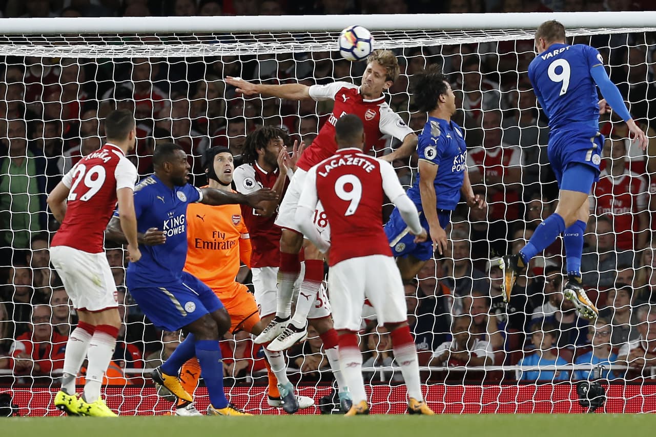 En otra muy mala salida de Cech, Vardy volvió a reportarse para el 3-2 con un buen frentazo.