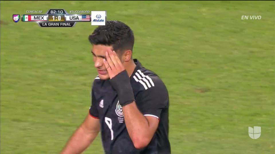 Tiro desviado de Raúl Jiménez