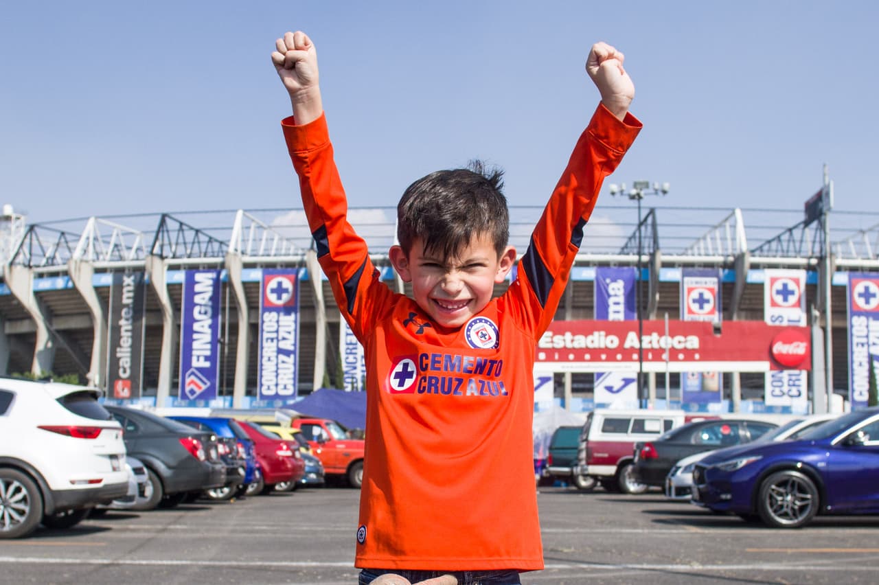 Los fanáticos de Cruz Azul y Necaxa viven la antesala del encuentro por la Jornada 9 del Clausura 2019 de la Liga MX en el Estadio Azteca.