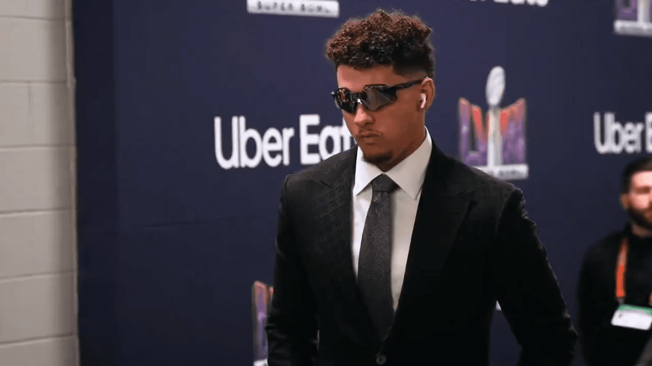 Patrick Mahomes llega al Allegiant Stadium para el Super Bowl LVIII
