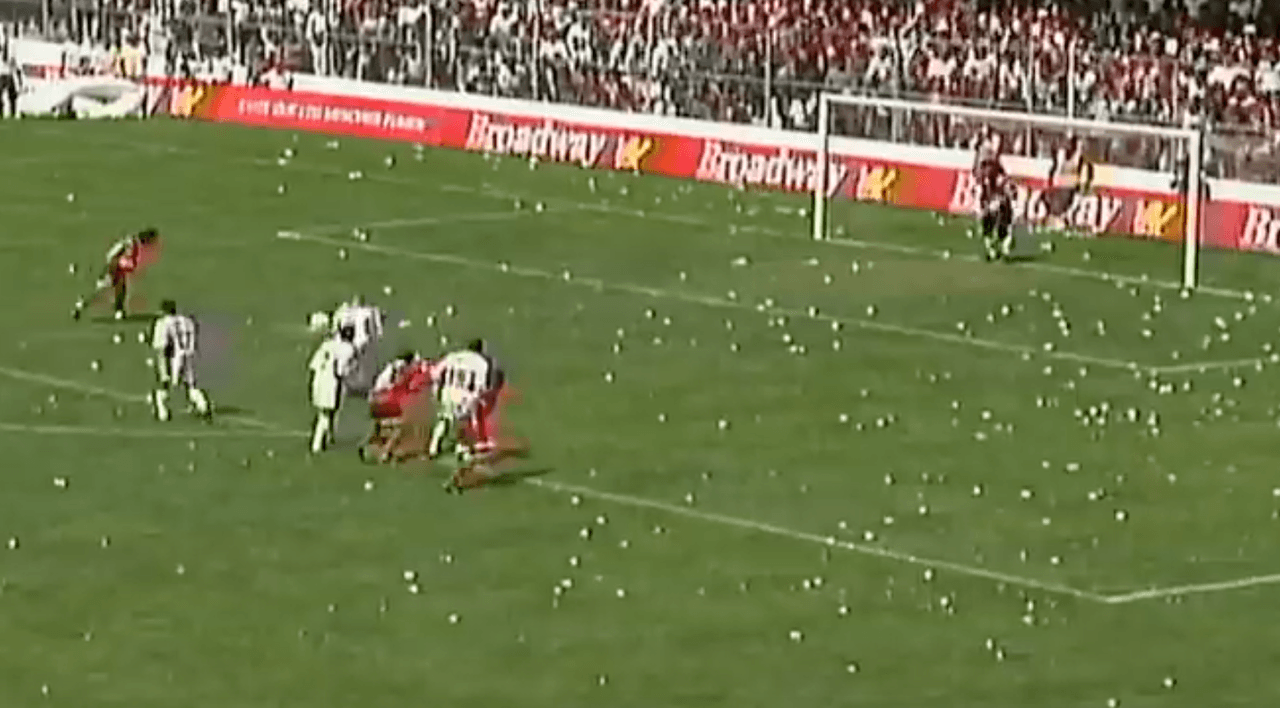 Antes del descanso apareció Fabián Estay y marcó el 2-0 antes del descanso por la vía del penalti.