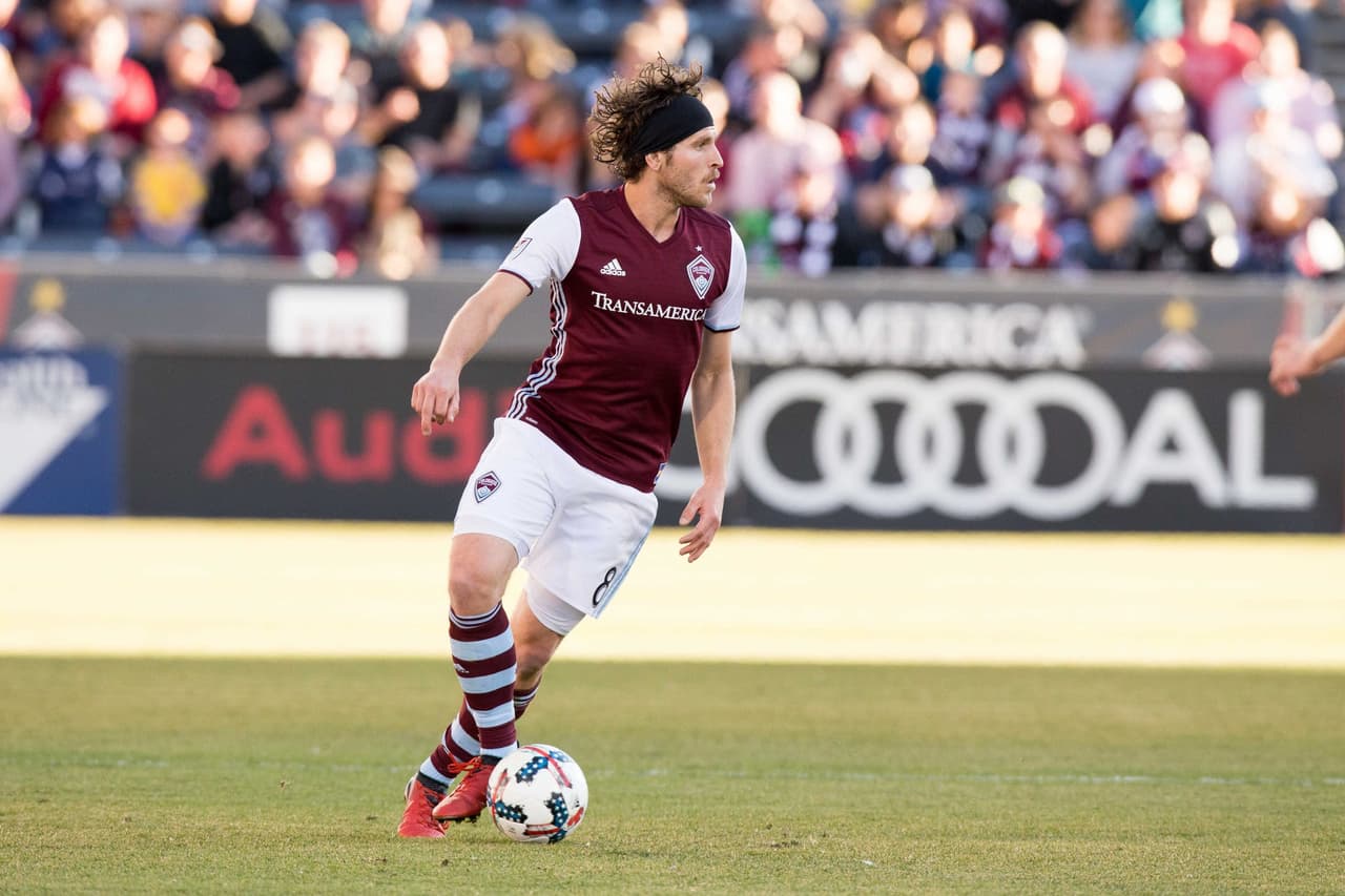 Dillon Powers ahora debe llevar una tela para sujetar el pelo.