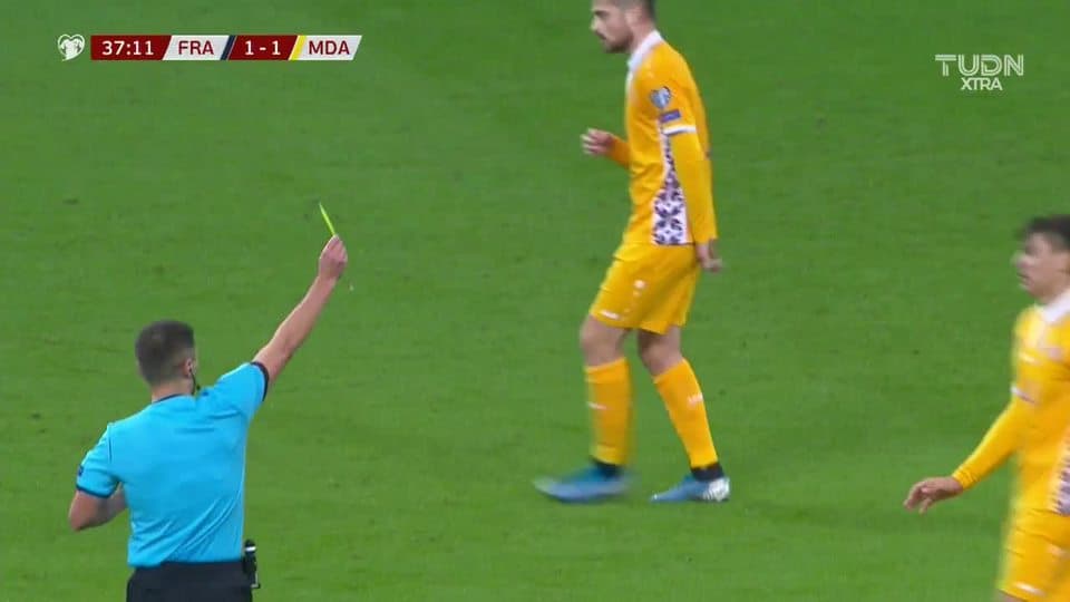 Tarjeta amarilla. El árbitro amonesta a Artur Craciun de Moldova