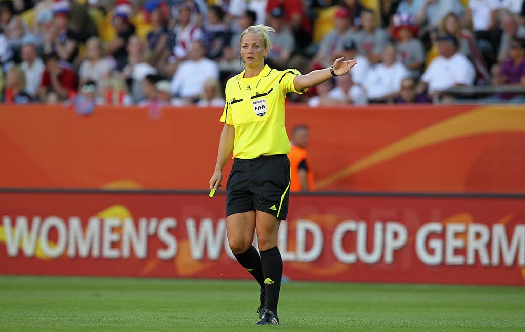 También es una de las máximas autoridades en el fútbol femenino, habiendo estado en tres Copas Mundiales de la FIFA.