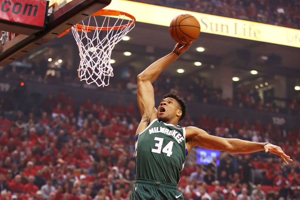 Encabezando el primer equipo ideal, y con votación unánime, el griego 
<b>Giannis Antetokounmpo</b> 
<b>(Milwaukee Bucks</b>) cosecha su primera nominación al mejor equipo ideal y posee dos más al segundo.